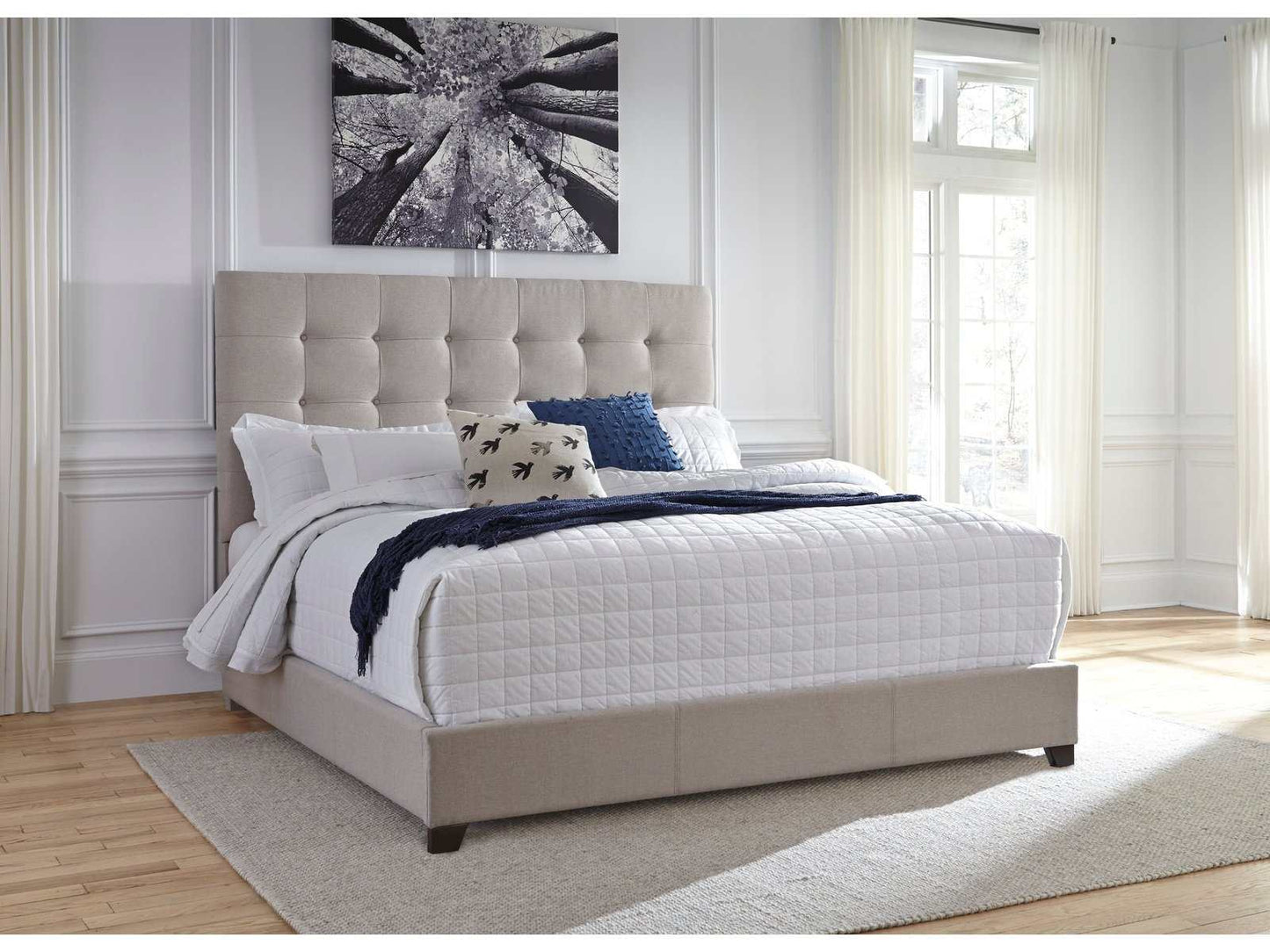 Dolante Queen Upholstered Bed