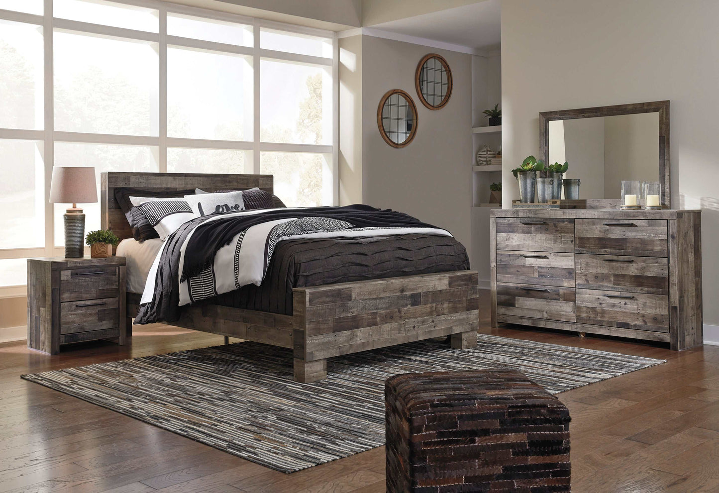 Derekson Multi Gray Queen Panel Bedroom Set / 4pc