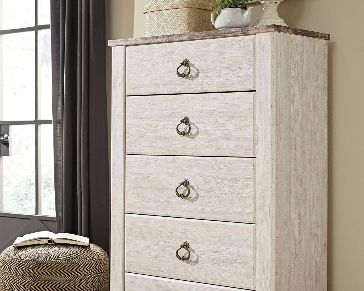 Willowton Whitewash Queen Sleigh Bedroom Set with 2 Dressers, Mirror, Chest and 2 Nightstands