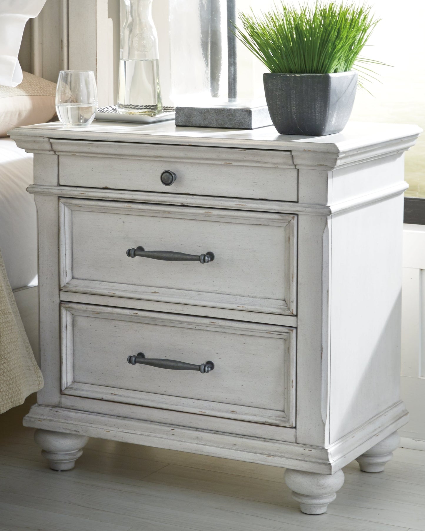 Kanwyn Whitewash Queen Panel Storage Bedroom Set with Dresser, Mirror and Nightstand