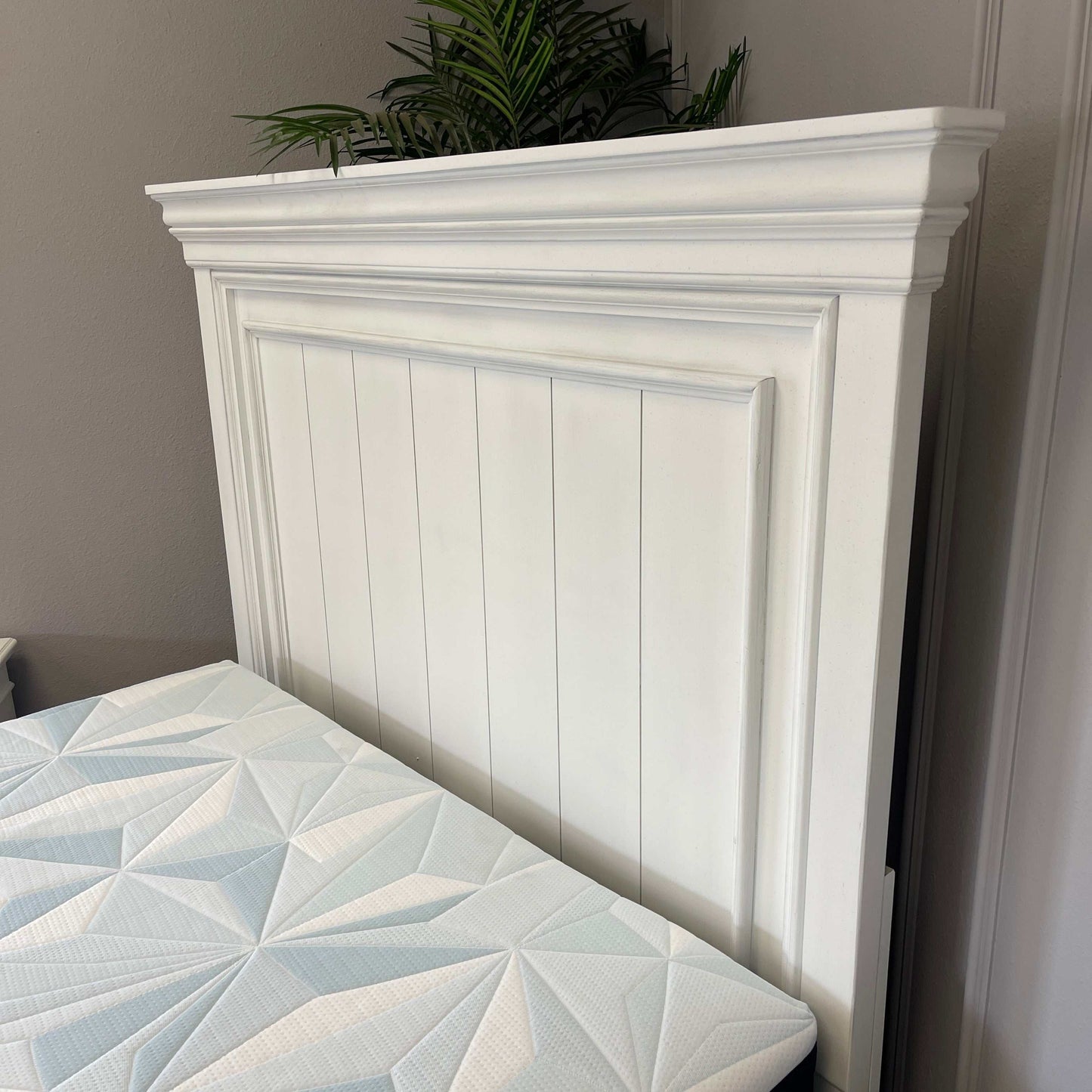 Kanwyn Whitewash Queen Panel Bed