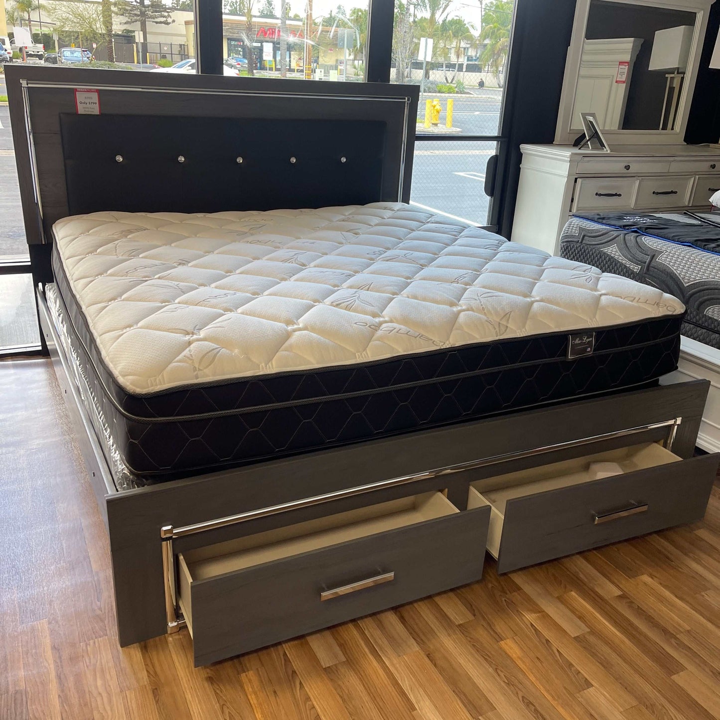 Lodanna Gray King Panel Bed w/ FB Storage & LED