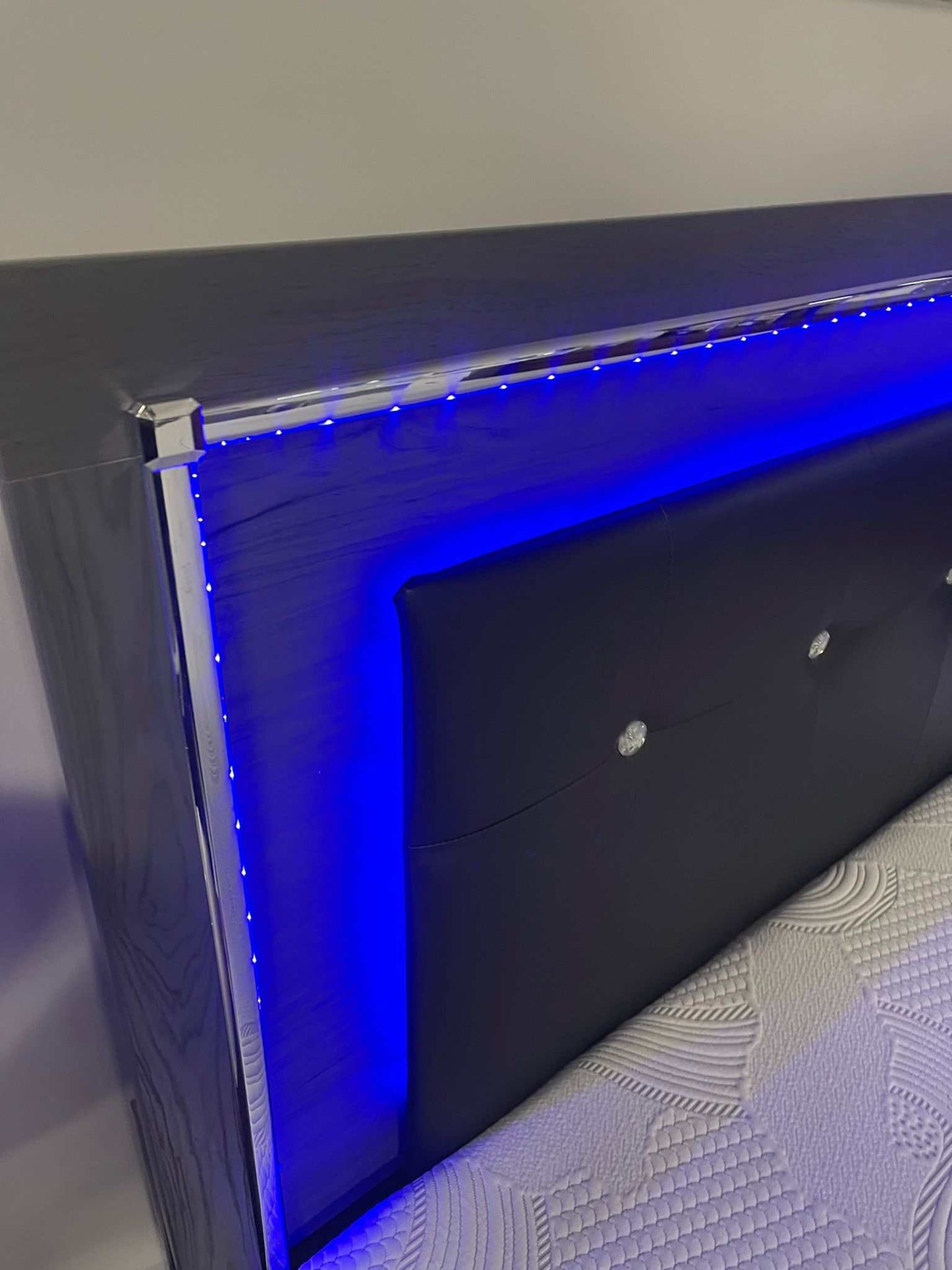 Lodanna Gray King Panel Bed w/ LED