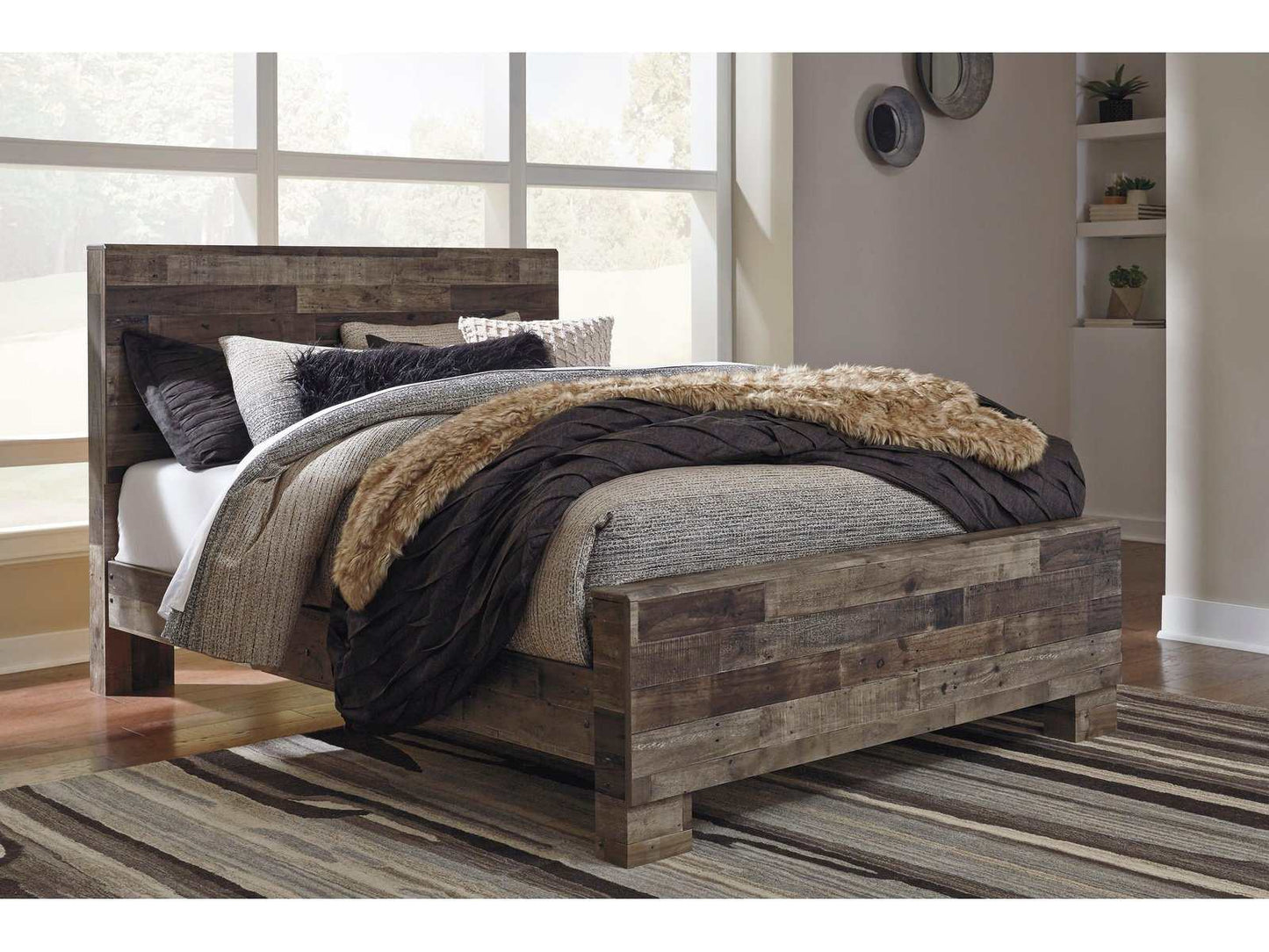 Derekson Multi Gray Queen Panel Bedroom Set / 4pc