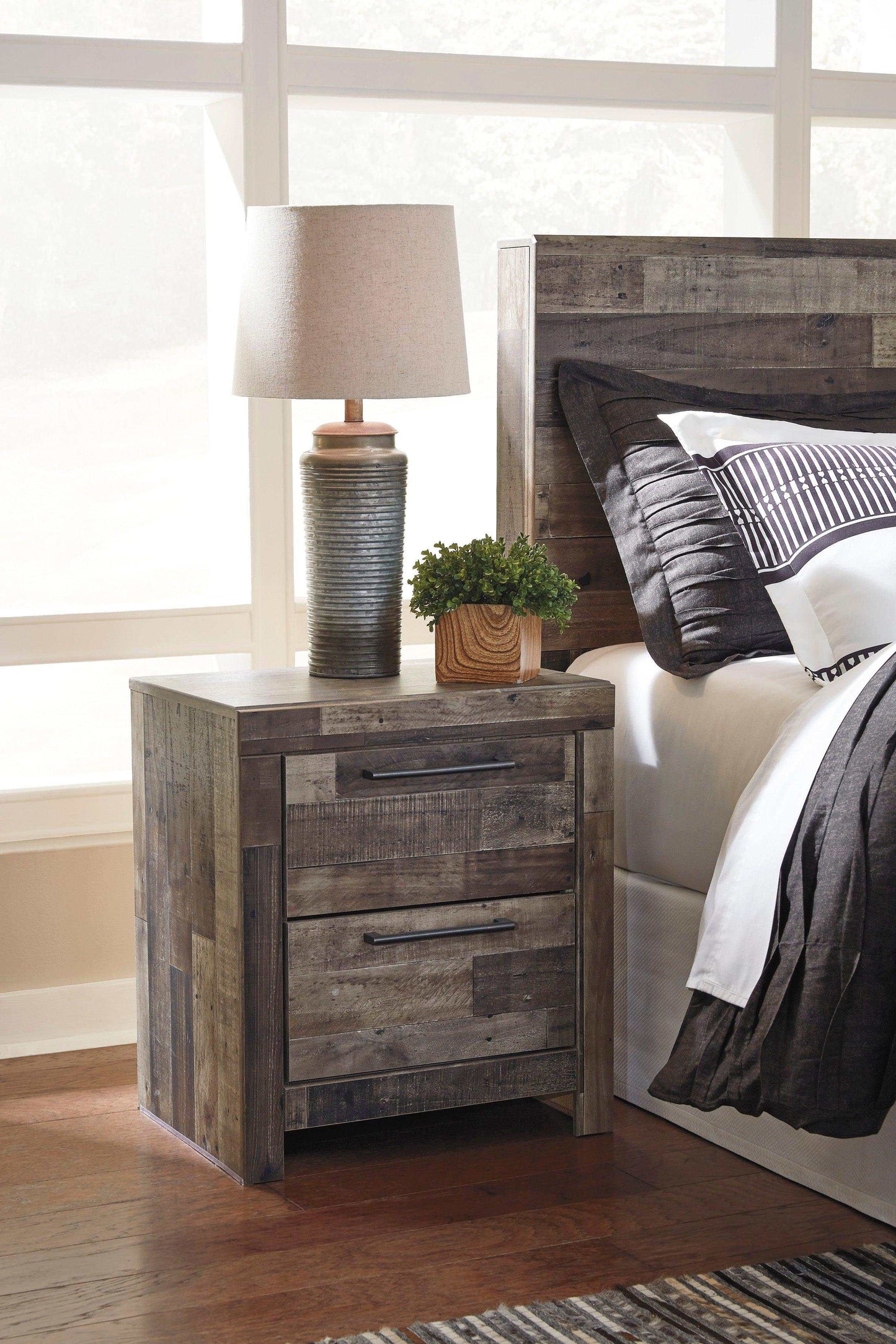 Derekson Multi Gray Queen Panel Bedroom Set / 4pc