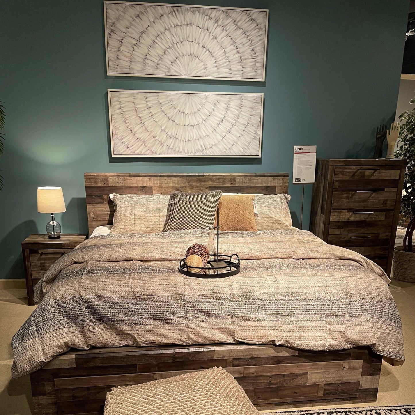 Derekson Multi Gray Queen Panel Bedroom Set / 4pc