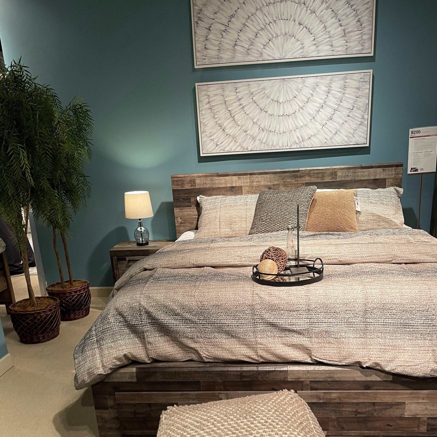 Derekson Multi Gray Queen Panel Bedroom Set / 4pc