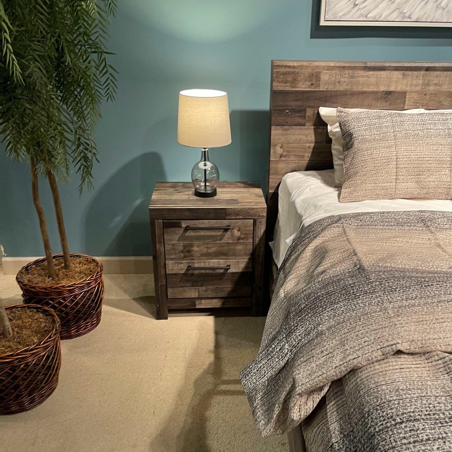 Derekson Multi Gray Queen Panel Bedroom Set / 4pc