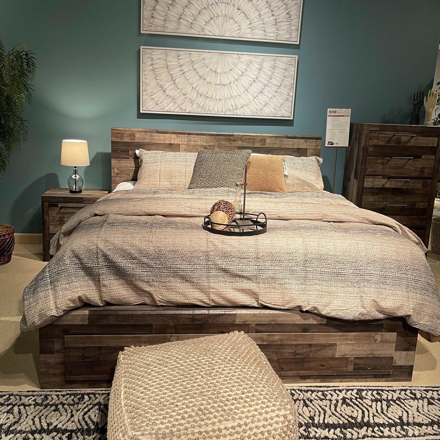 Derekson Multi Gray Queen Panel Bedroom Set / 4pc