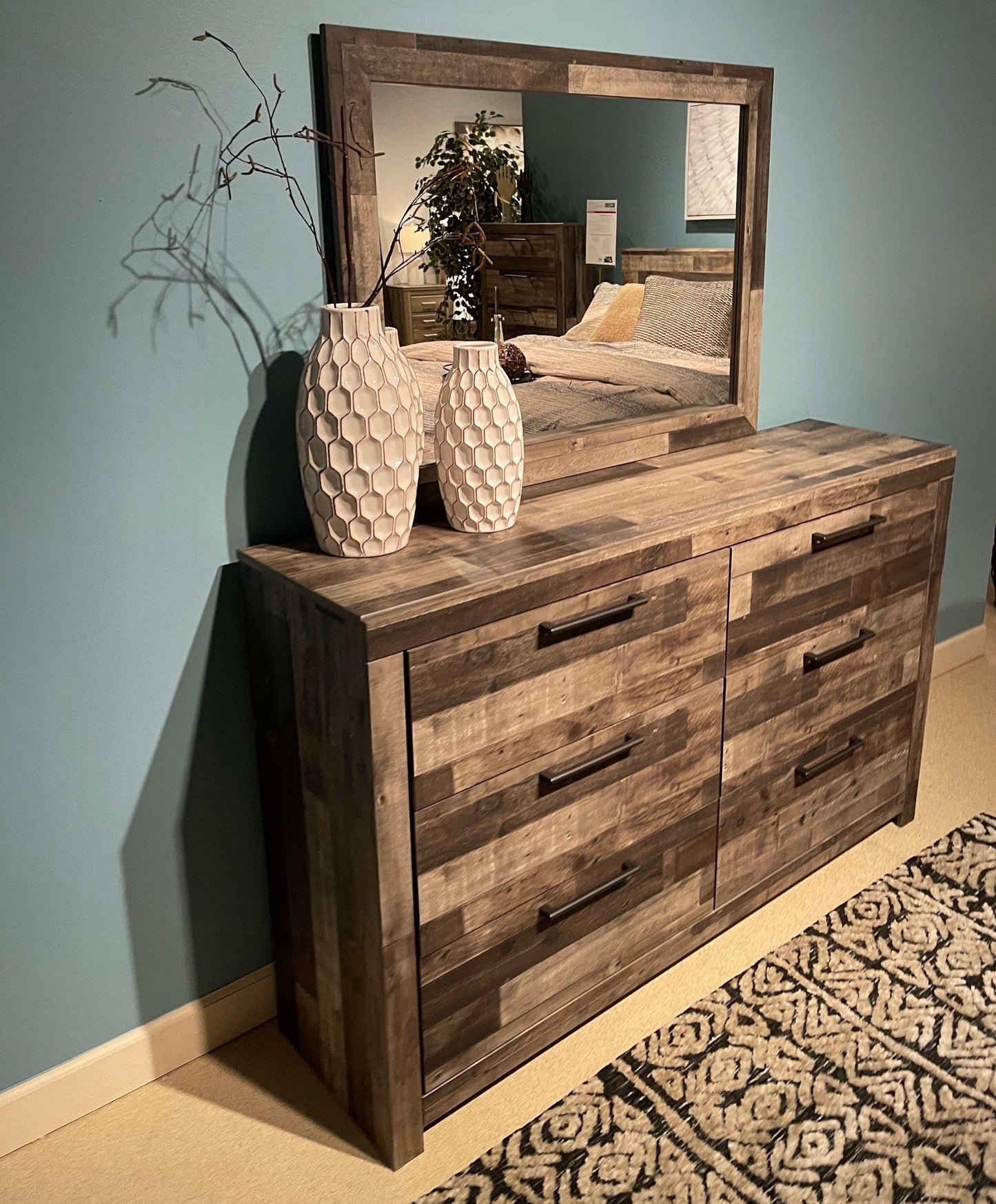 Derekson Multi Gray Queen Panel Bedroom Set / 4pc