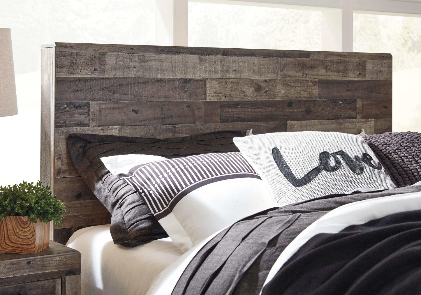 Derekson Multi Gray Queen Panel Bed