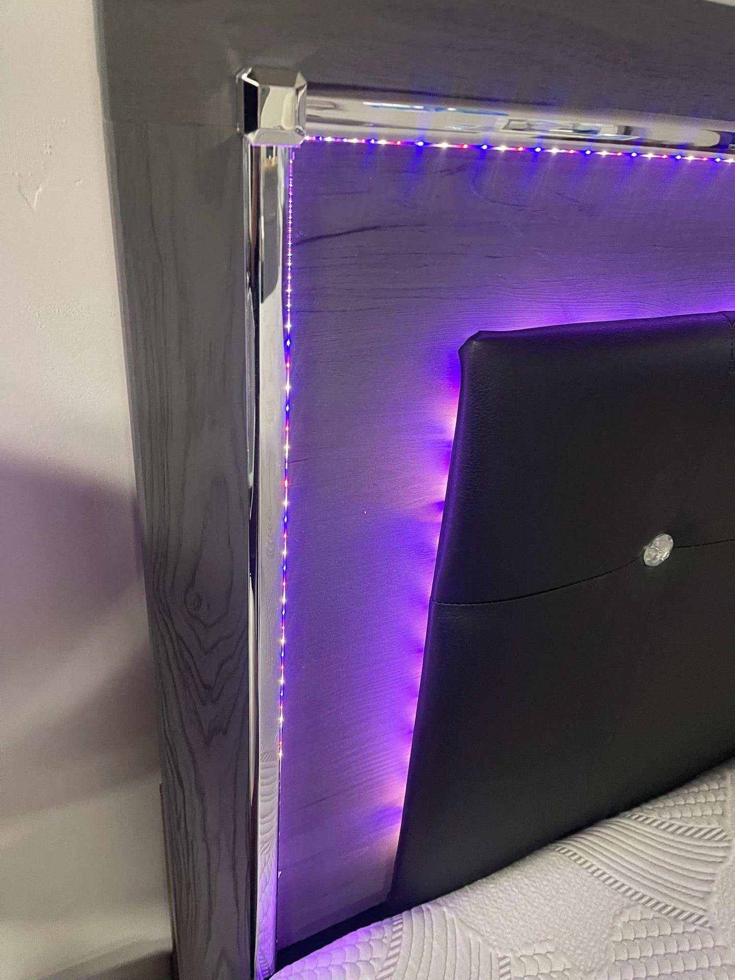 Lodanna Gray Queen Panel Bed w/ LED