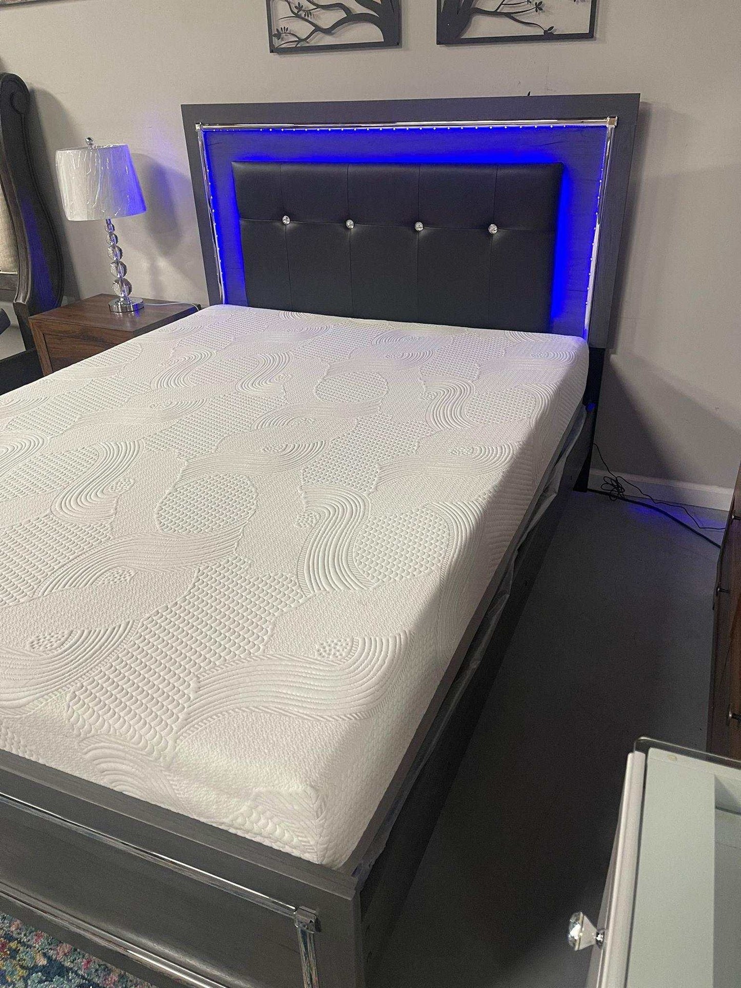 Lodanna Gray Queen Panel Bed w/ LED