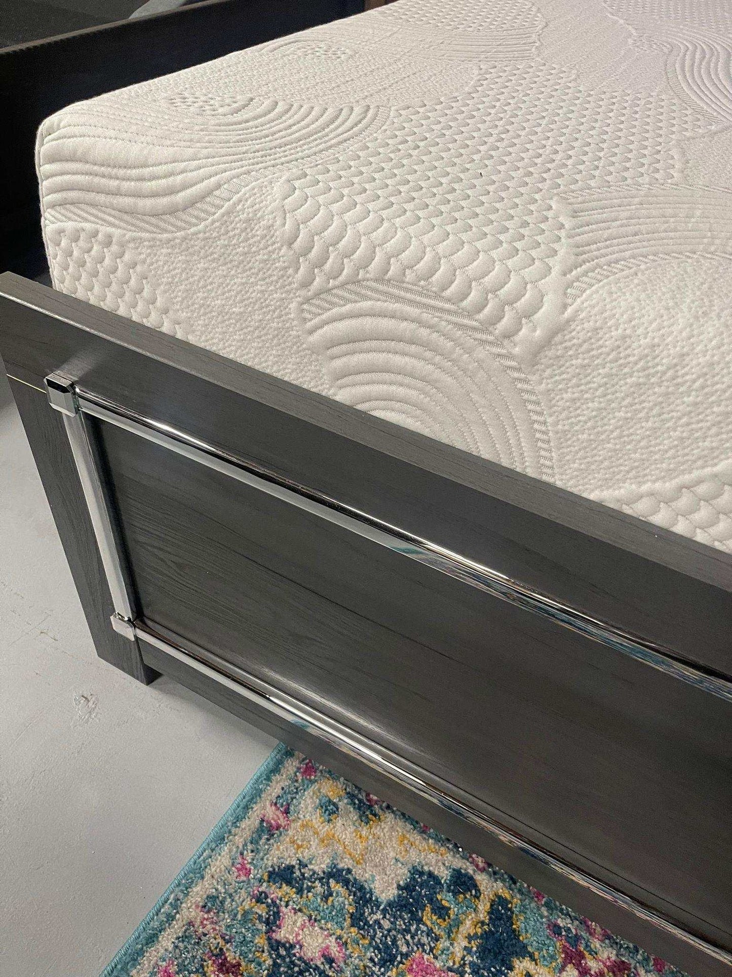 Lodanna Gray Queen Panel Bed w/ LED