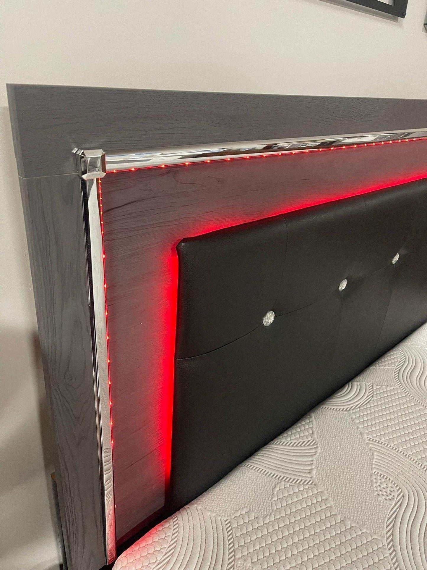 Lodanna Gray Queen Panel Bed w/ LED