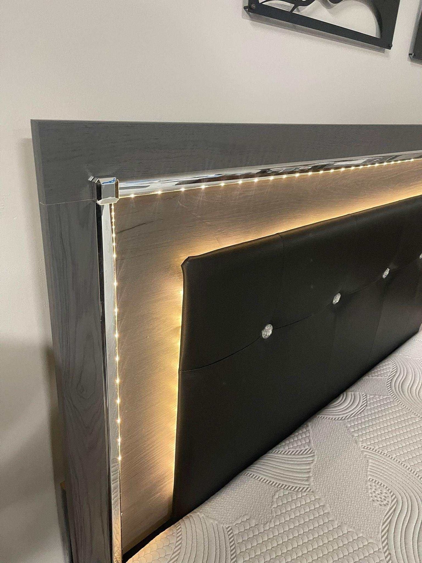Lodanna Gray Queen Panel Bed w/ LED