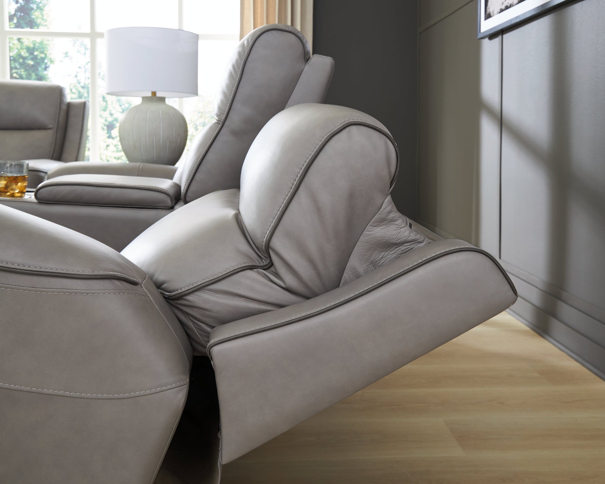5Z-Comfort Coin Power Reclining Loveseat with Console (Online Special Price) - Ornate Home