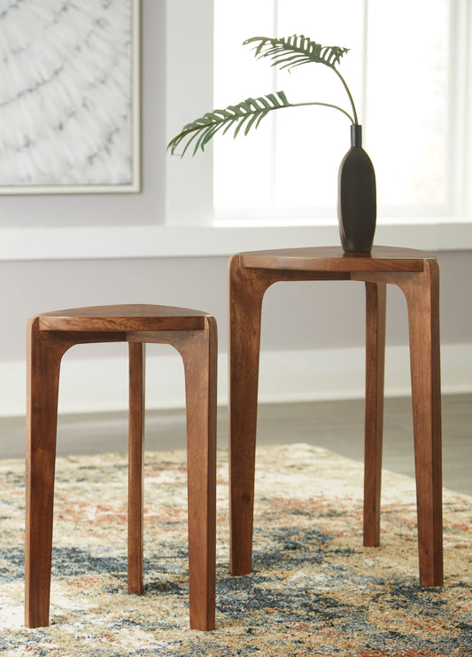 Brynnleigh Medium Brown Accent Table (Set of 2)