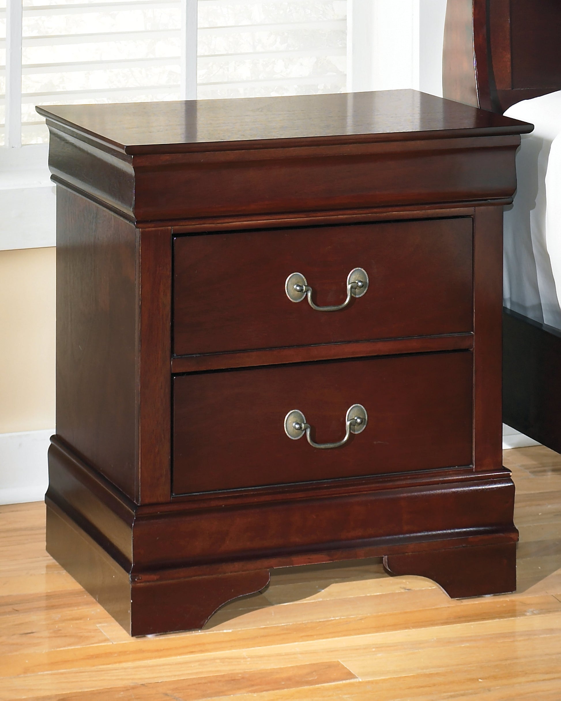 Alisdair Reddish Brown Queen Sleigh Bedroom Set with 2 Nightstands- Viva Furn