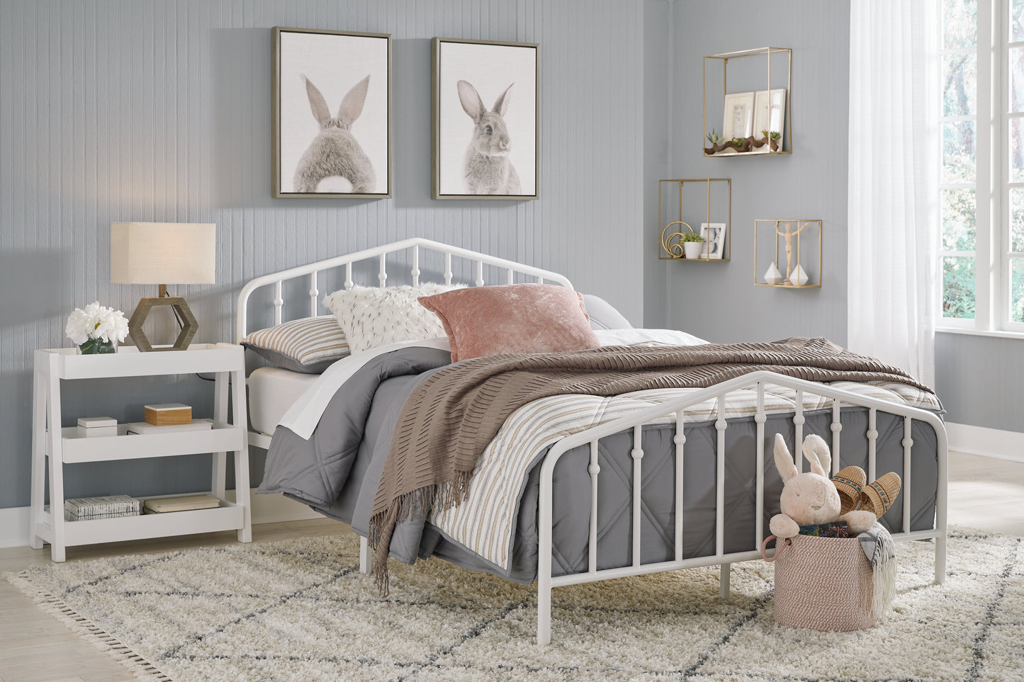 Trentlore White Full Metal Bed