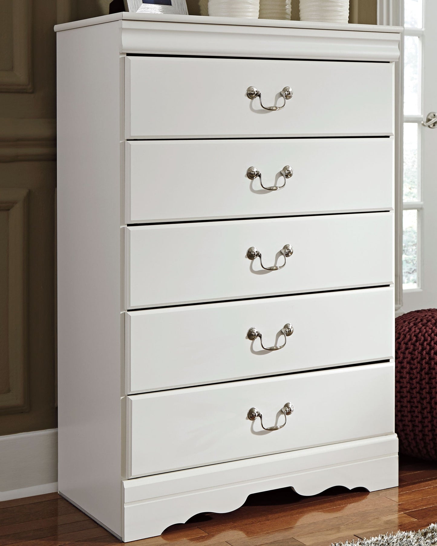 Anarasia White Twin Sleigh Bedroom Set with Chest