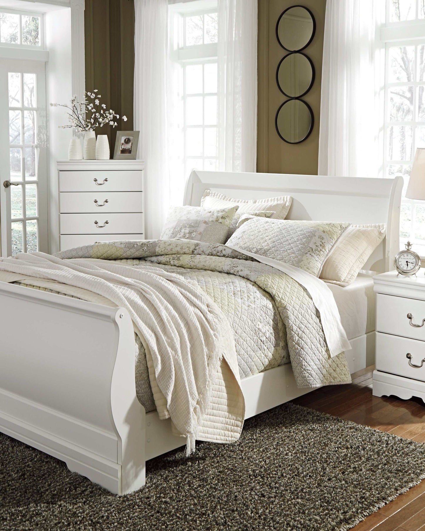 Anarasia White Queen Sleigh Bed