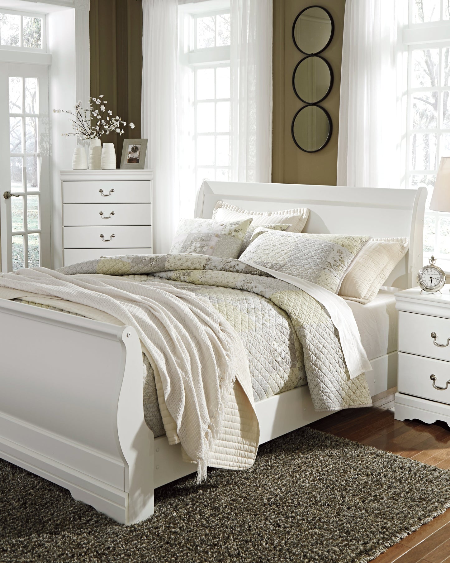 Anarasia White Queen Sleigh Bedroom Set with Chest of Drawers and Nightstand