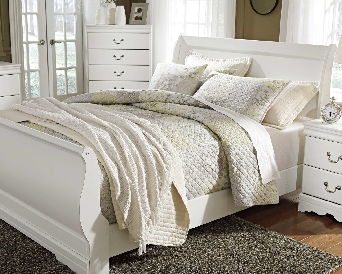 Anarasia White Queen Sleigh Bed