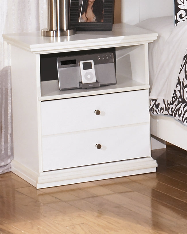 Bostwick Shoals White Queen Panel Bedroom Set with Dresser, Mirror and Nightstand