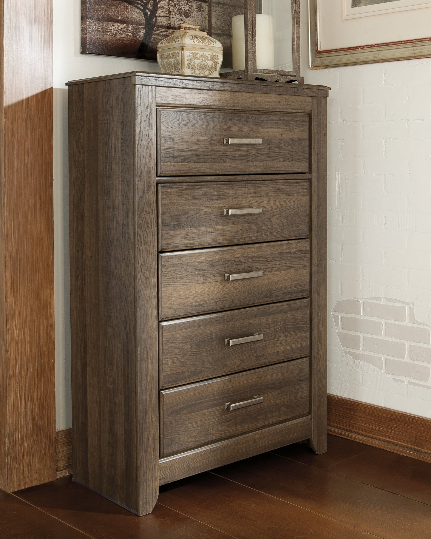 Juararo Brown Queen Poster Bedroom Set with 2 Chests