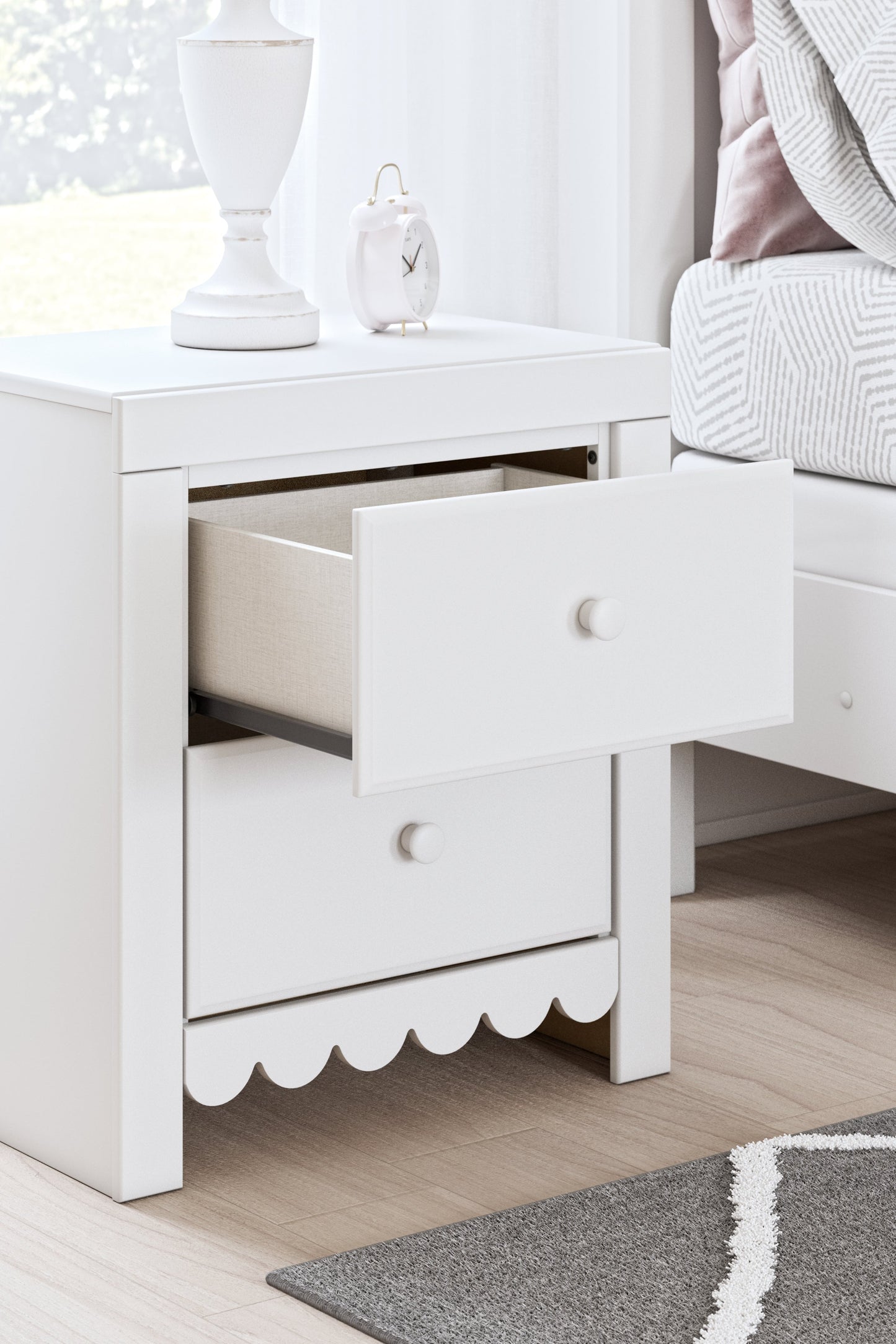 Mollviney White Nightstand