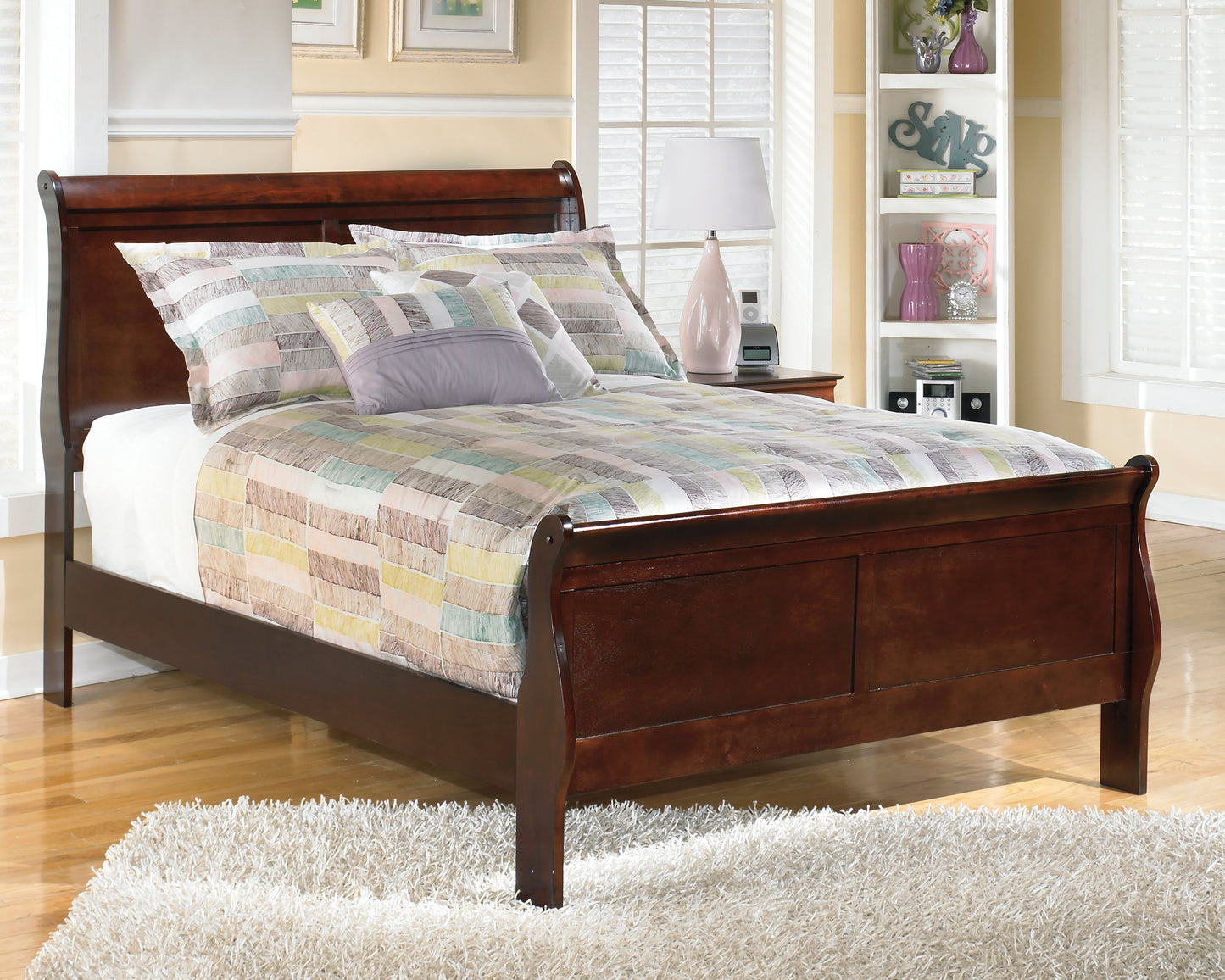 Alisdair Reddish Brown Full Sleigh Bedroom Set with Dresser, Mirror, Chest and Nightstand