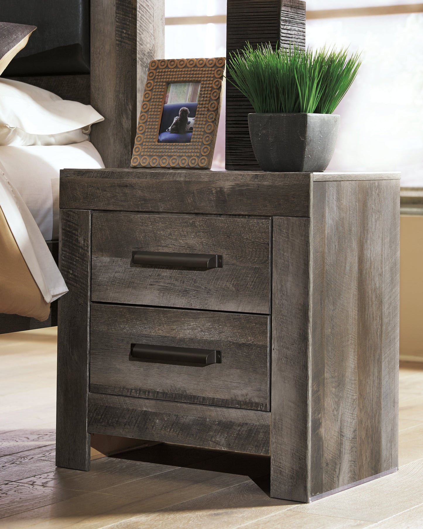 Wynnlow Gray Queen Panel Bedroom Set with Mirrored Dresser and Nightstand