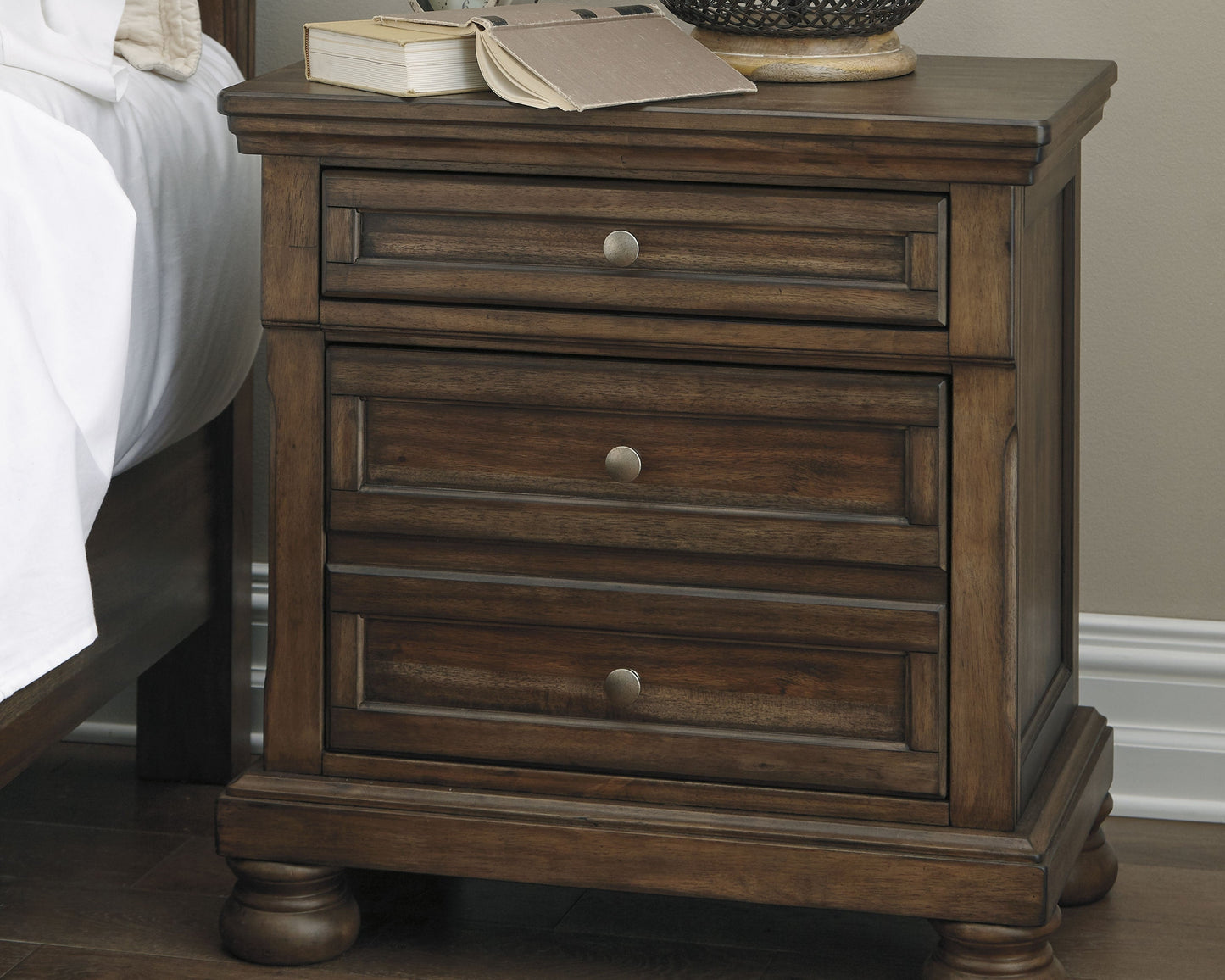 Flynnter Medium Brown Queen Panel Bedroom Set with Dresser, Mirror, and Nightstand