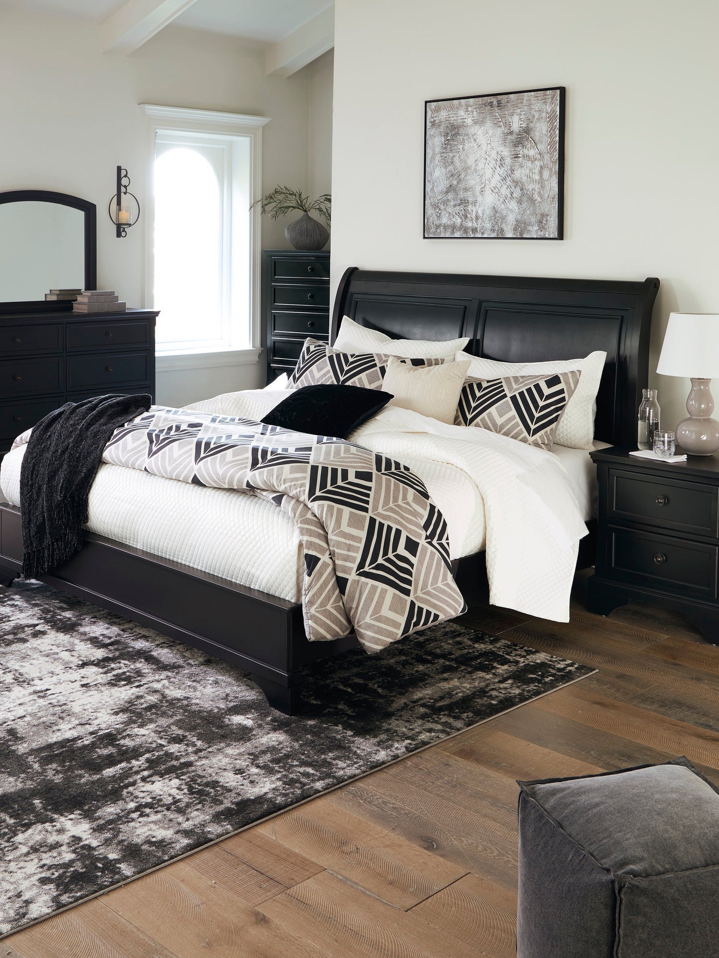 Chylanta Black King Sleigh Bed