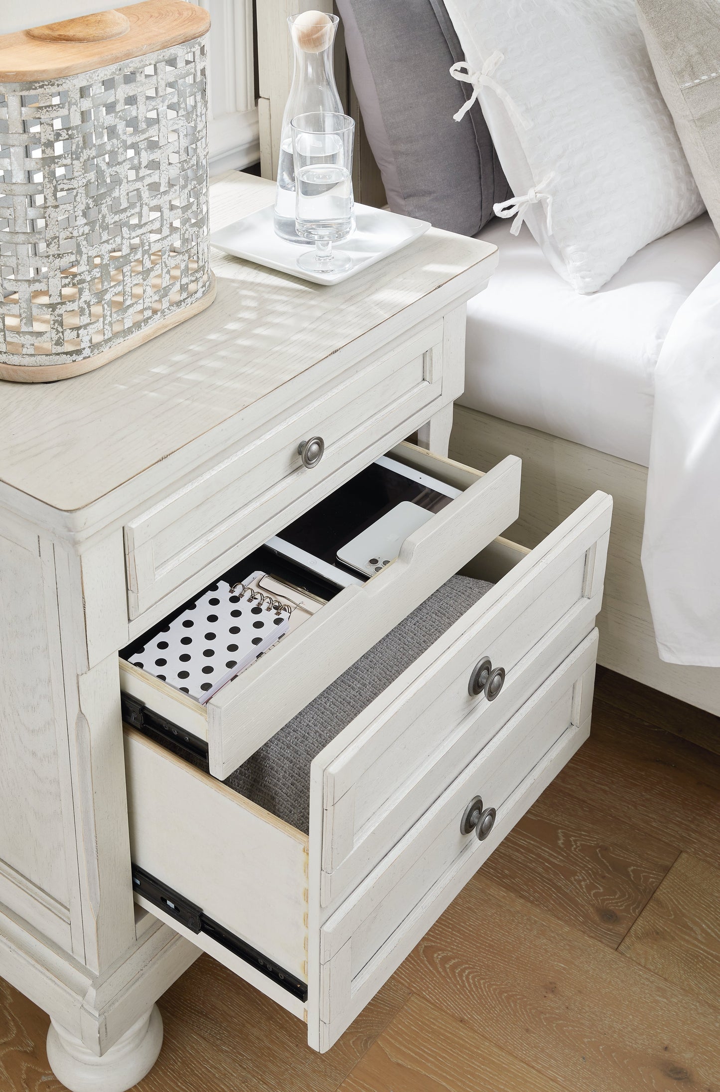 Robbinsdale Full Storage Bedroom Set with Nightstand