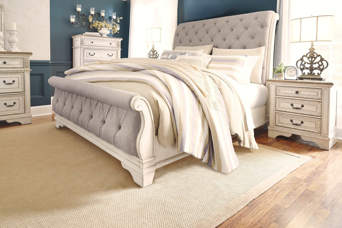 Realyn King Sleigh Bedroom Set / 5pc