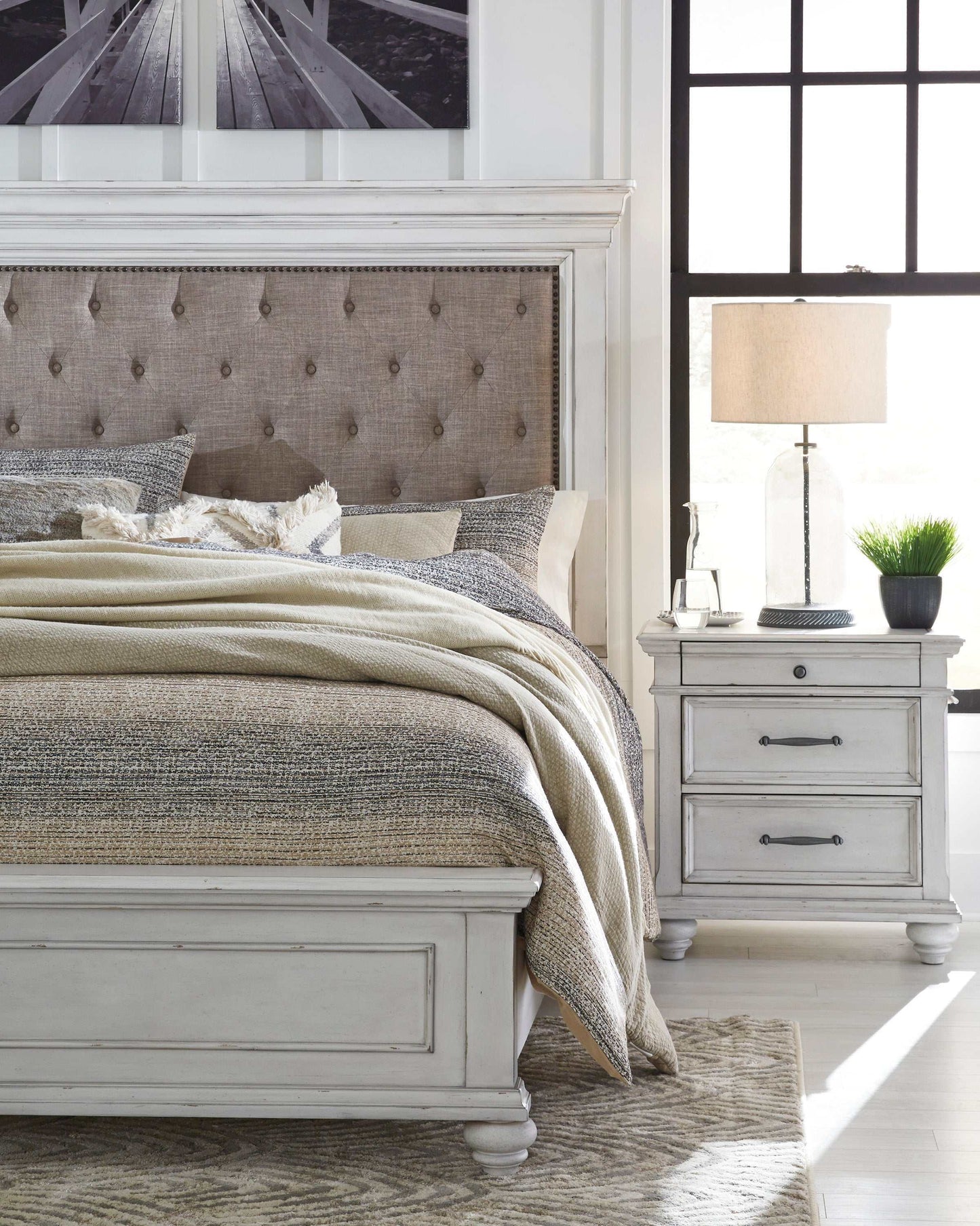 Kanwyn Whitewash King Panel Bed w/ UPH HB