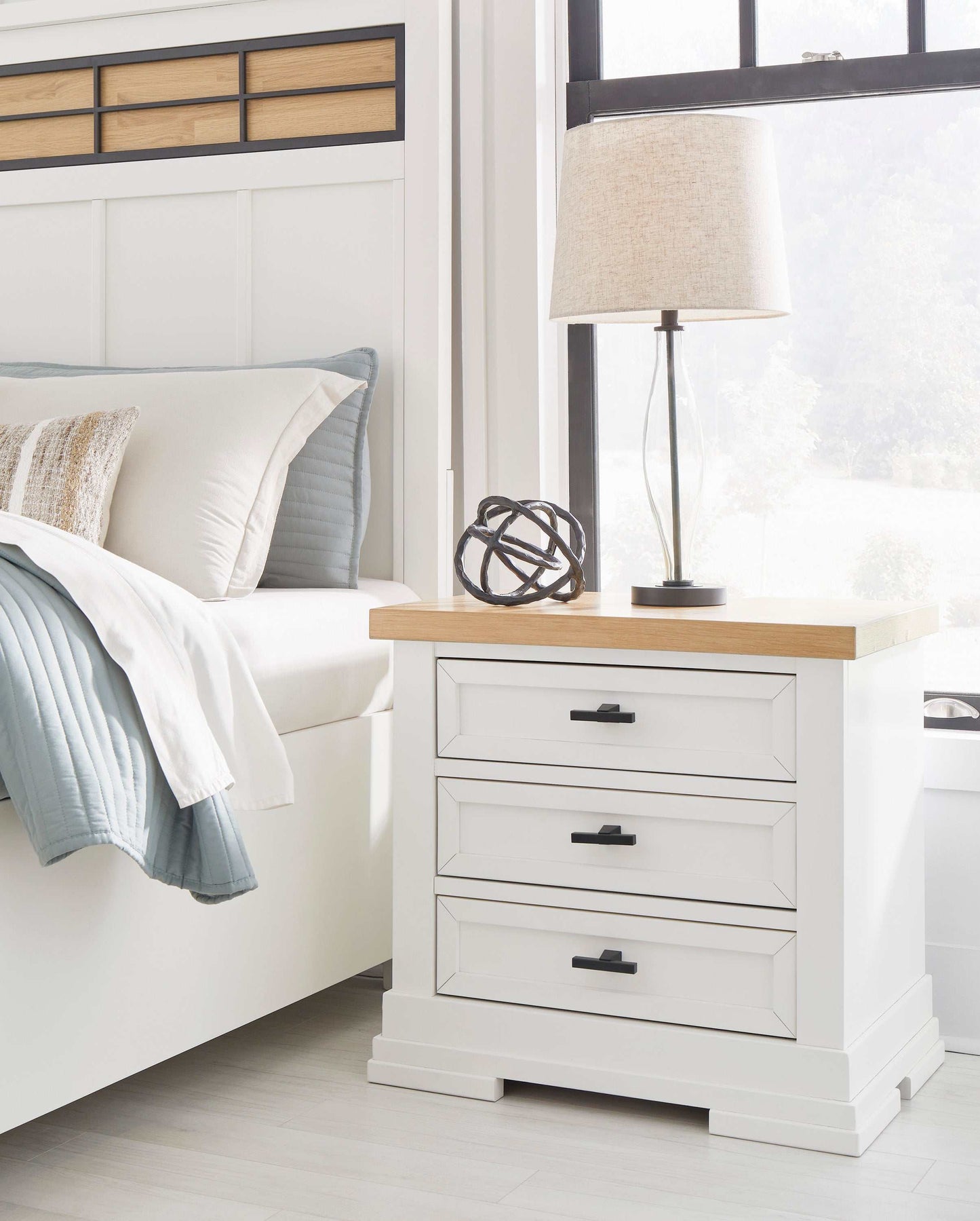 Ashbryn White/Natural Queen Panel Storage Bedroom Sets