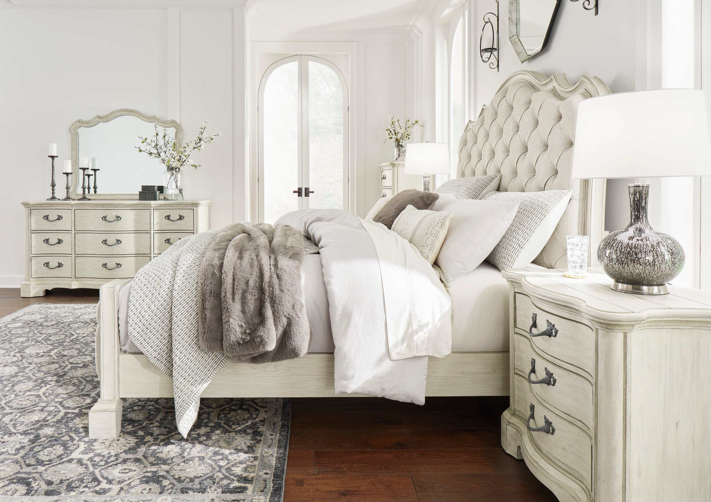 Arlendyne Antique White Queen Upholstered Bed