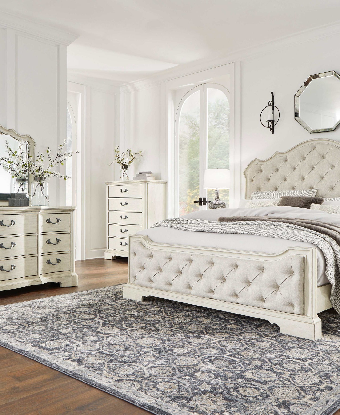 Arlendyne Antique White Queen Upholstered Bed