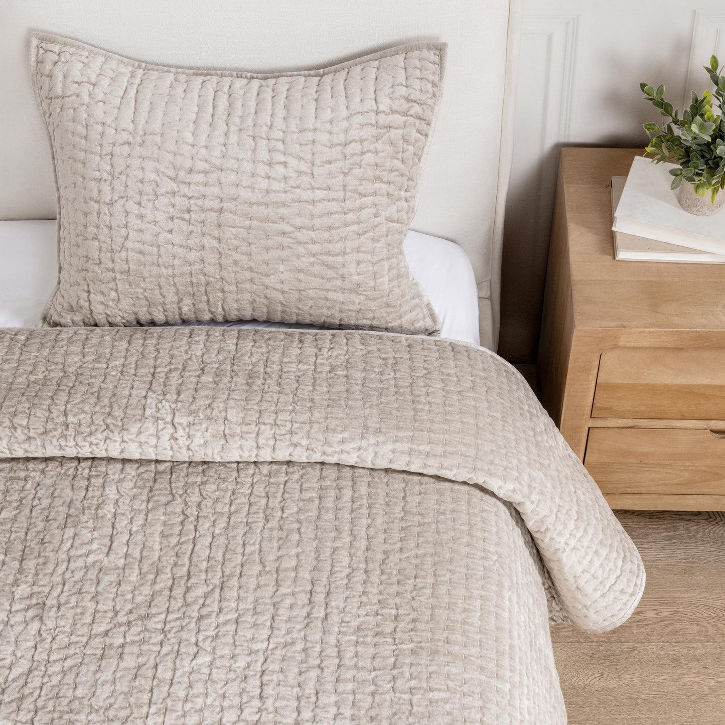 Bari Pebble Velvet Quilt Collection