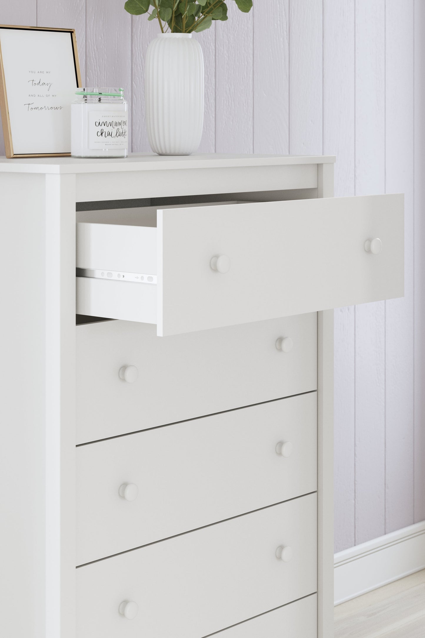 Hallityn White Chest of Drawers