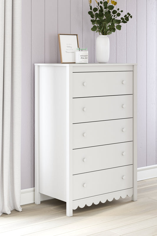 Hallityn White Chest of Drawers