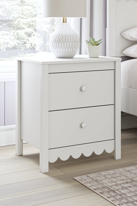 Hallityn White Nightstand