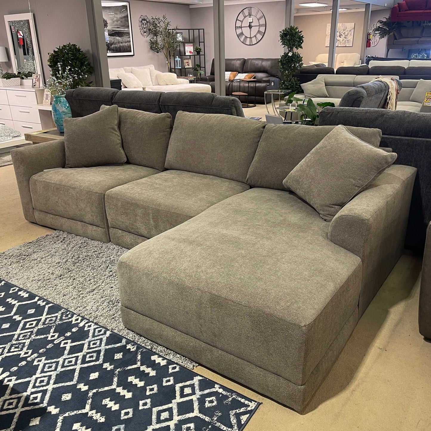 Raeanna Storm RAF Chaise Sectional / 3pc