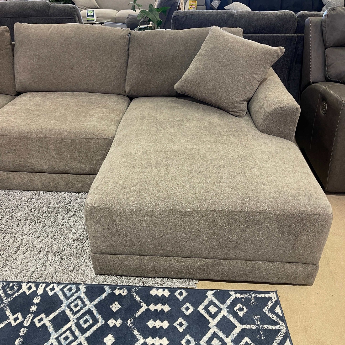 Raeanna Storm RAF Chaise Sectional / 5pc