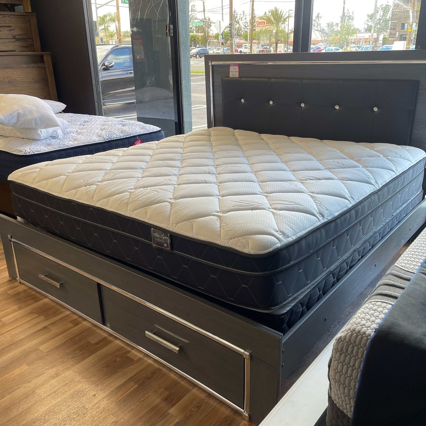 Lodanna Gray King Panel Bed w/ FB Storage & LED