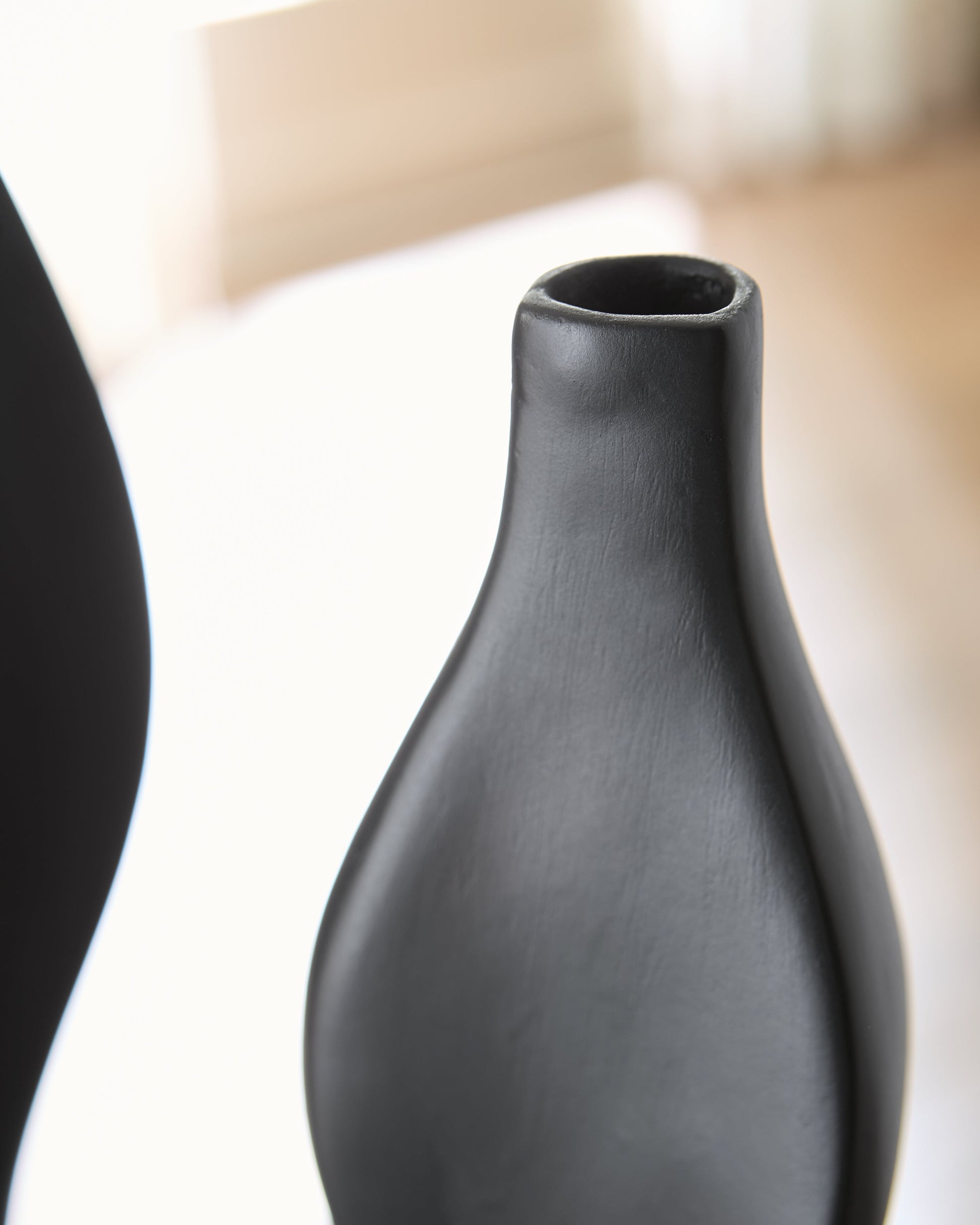 Judsen Black Vase- Viva Furn