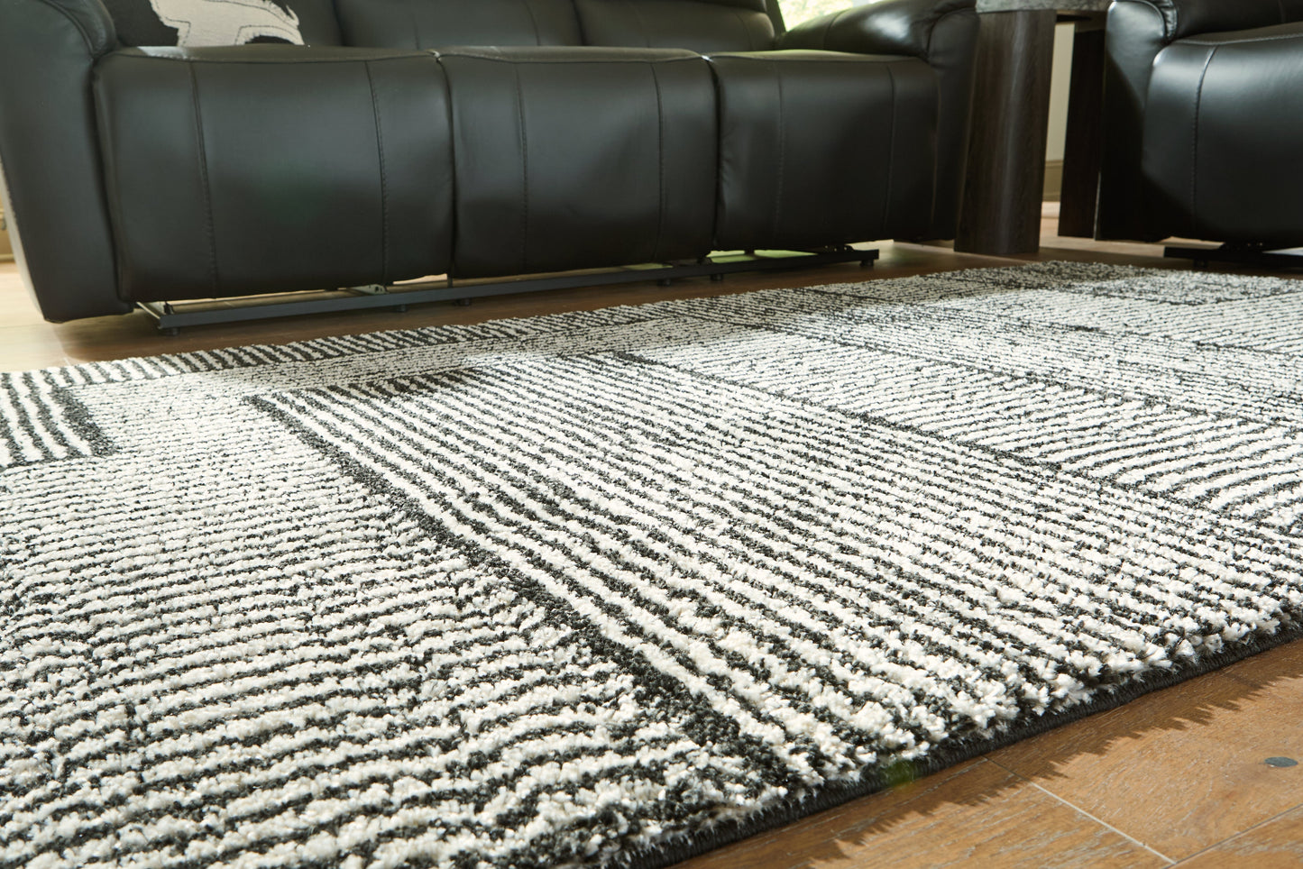 Kurtmen Black/Ivory Large Rug- Viva Furn